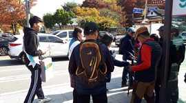 남한산성 로터리에서 물티슈와 리플릿을 배부하며 홍보캠페인을 하고 있는 장면