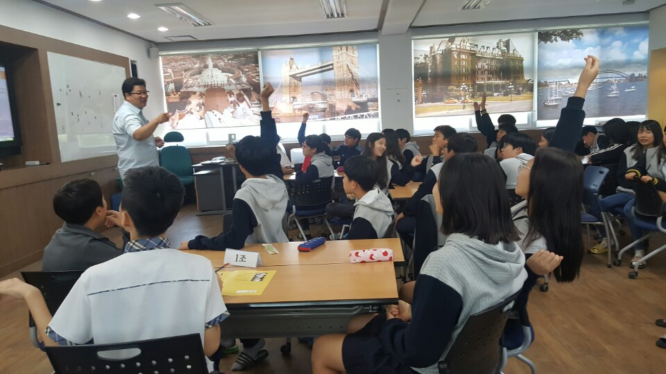토론!! 서로의 의견을 존중해요... 2016년도 민주주의 선거교실 모둠별 토론하기