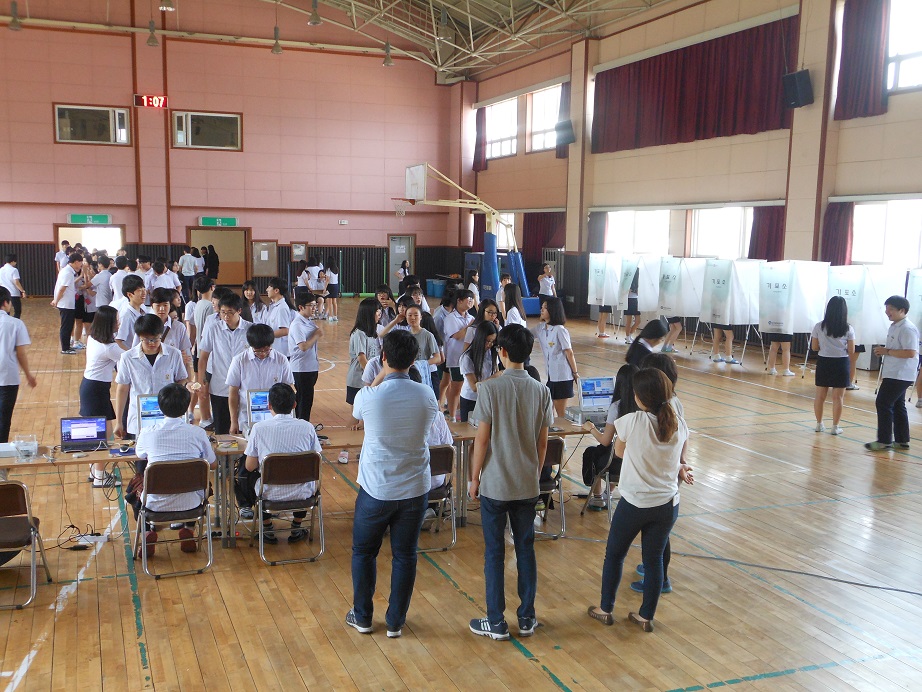 안양외고 학생들이 터치스크린 투개표시스템을 이용하여 본인확인, 투표권카드 발급, 기표, 투표함 투입 등 회장단 선거 전과정에 참여하고 있는 모습의 사진입니다.