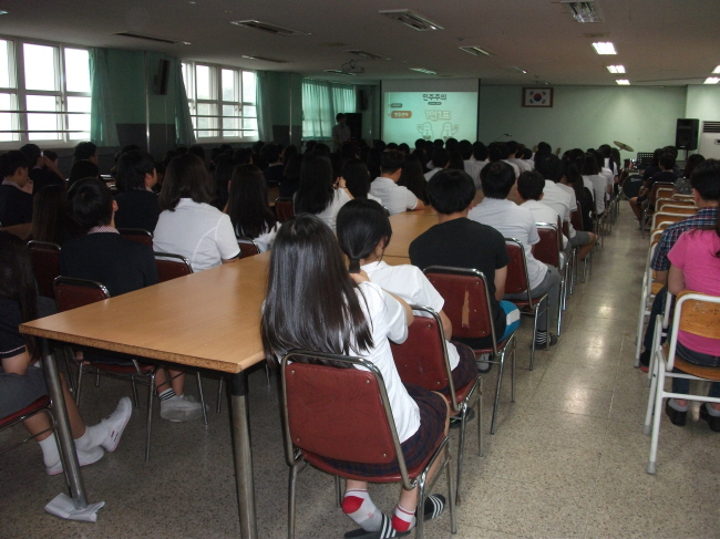 남사중학교 학생들이 참참이와 함께하는 선거이야기 홍보영상물을 시청하고 있는 모습의 사진입니다.