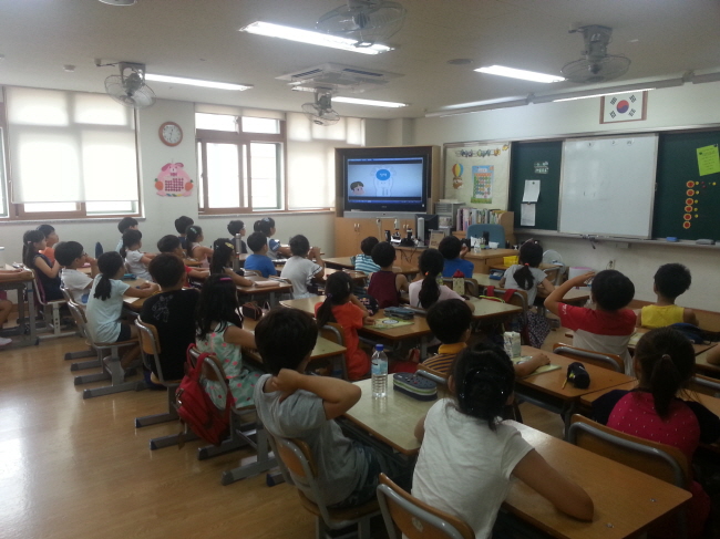 솔빛초등학교 학생들이 '참참이와 함께하는 선거이야기' 영상을 시청하고 있는 모습