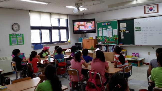 동학초등학교 학생들이 '참참이와 함께하는 선거이야기' 영상을 시청하고 있는 모습