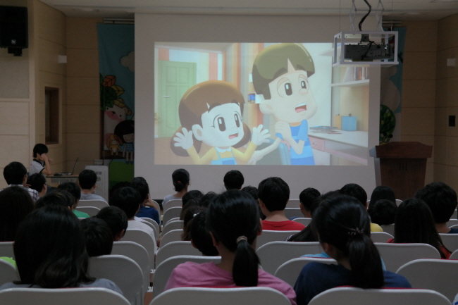 한백초등학교 학생들이 '참참이와 함께하는 선거이야기' 영상을 시청하고 있는 모습