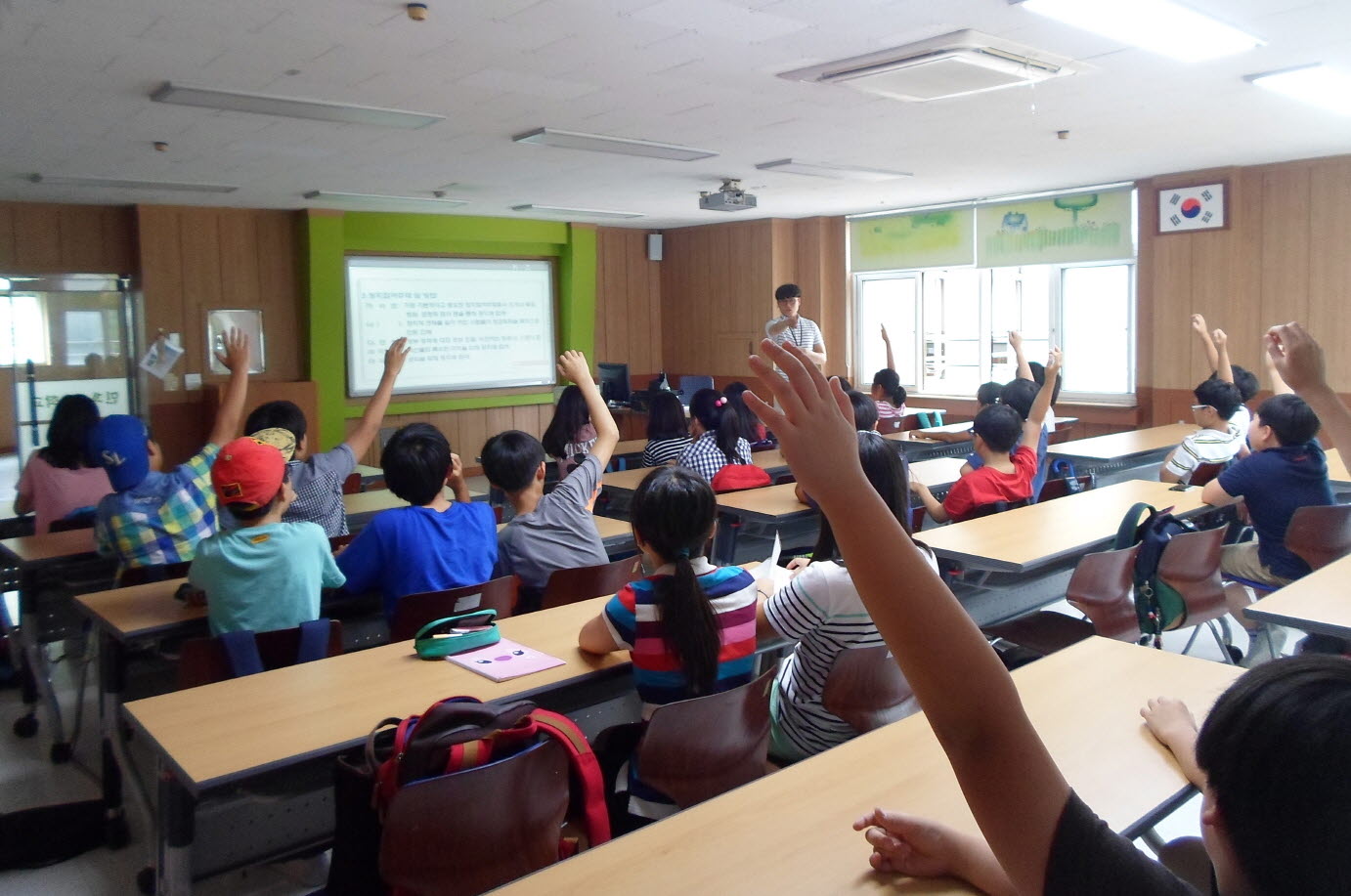 PPT를 활용한 이론강의시 학생들이 적극적으로 수업에 참여하는 모습.