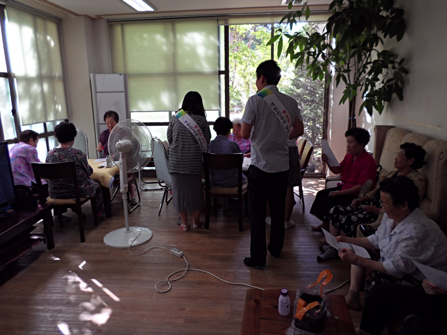 오산시선거관리위원회 직원들이 관내 경로당의 어르신들께 홍보 전단지를 나눠 드리며 공명선거를 당부하고 있는 모습의 사진입니다