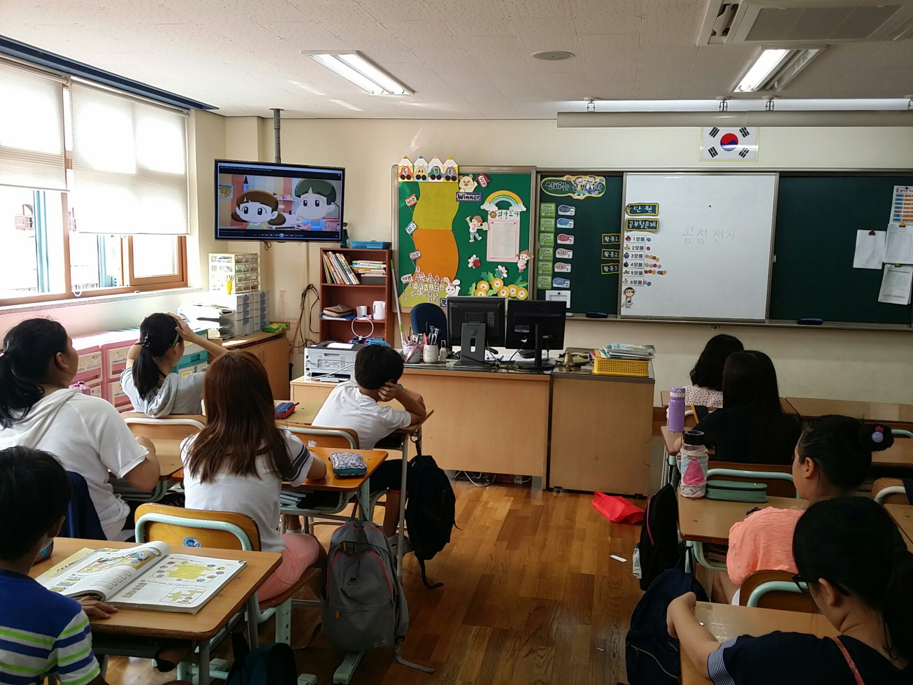 구봉초등학교 학생들이 '참참이와 함께하는 선거이야기' 영상을 시청하고 있는 모습