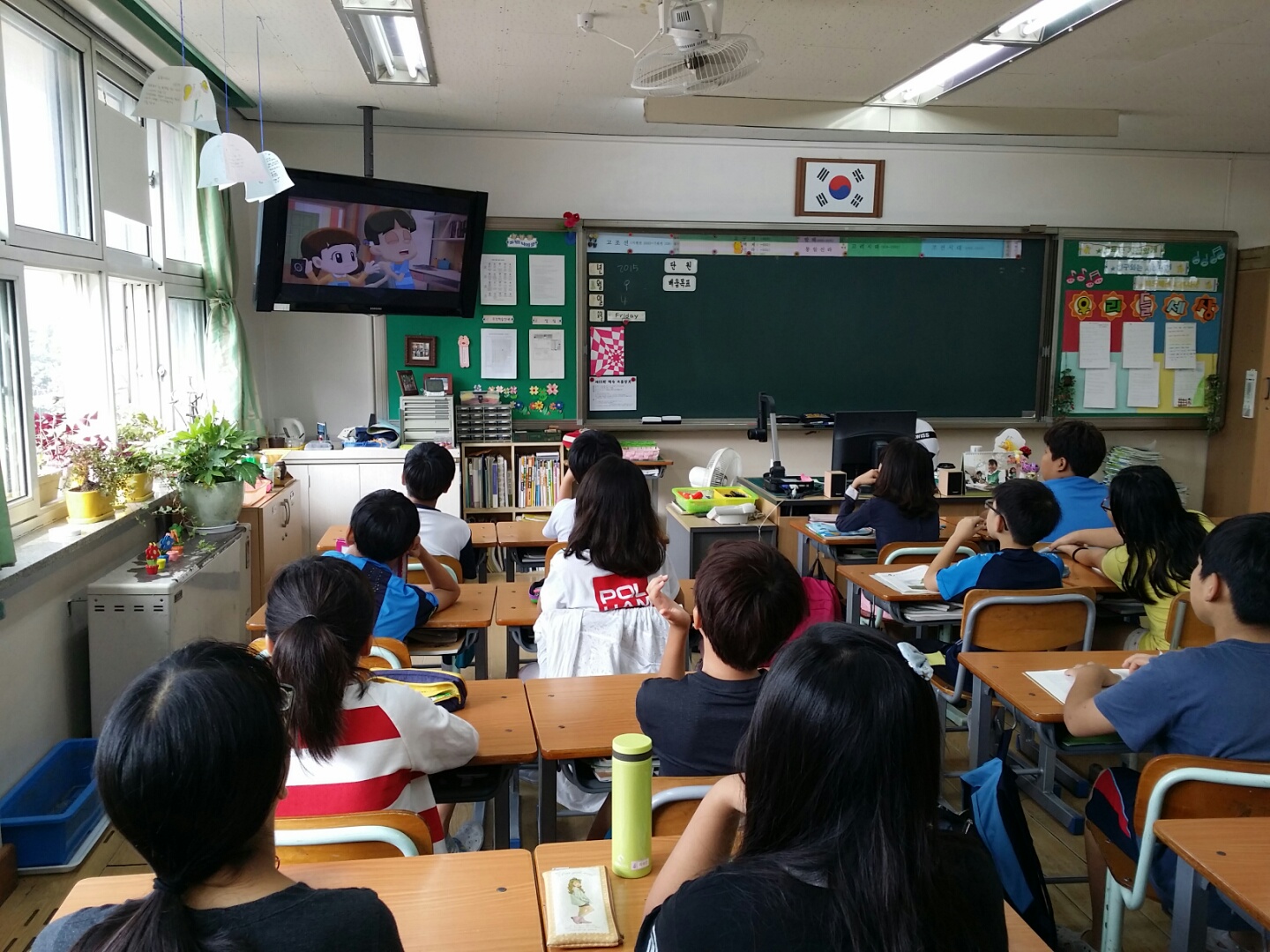 봉담초등학교 학생들이 '참참이와 함께하는 선거이야기' 영상을 시청하고 있는 모습