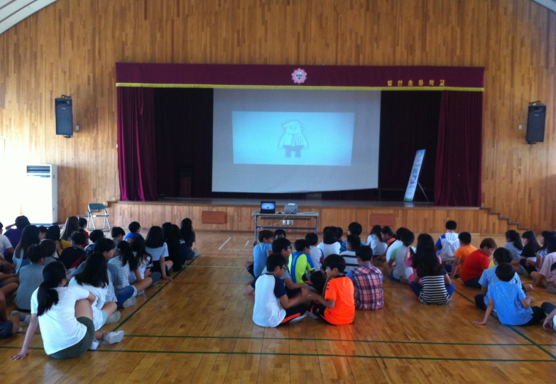 발안초등학교 학생들이 '참참이와 함께하는 선거이야기' 영상을 시청하고 있는 모습