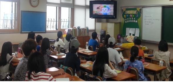 다솜초등학교 학생들이 참참이와 함께하는 선거이야기 홍보영상물을 시청하고 있는 모습의 사진입니다.
