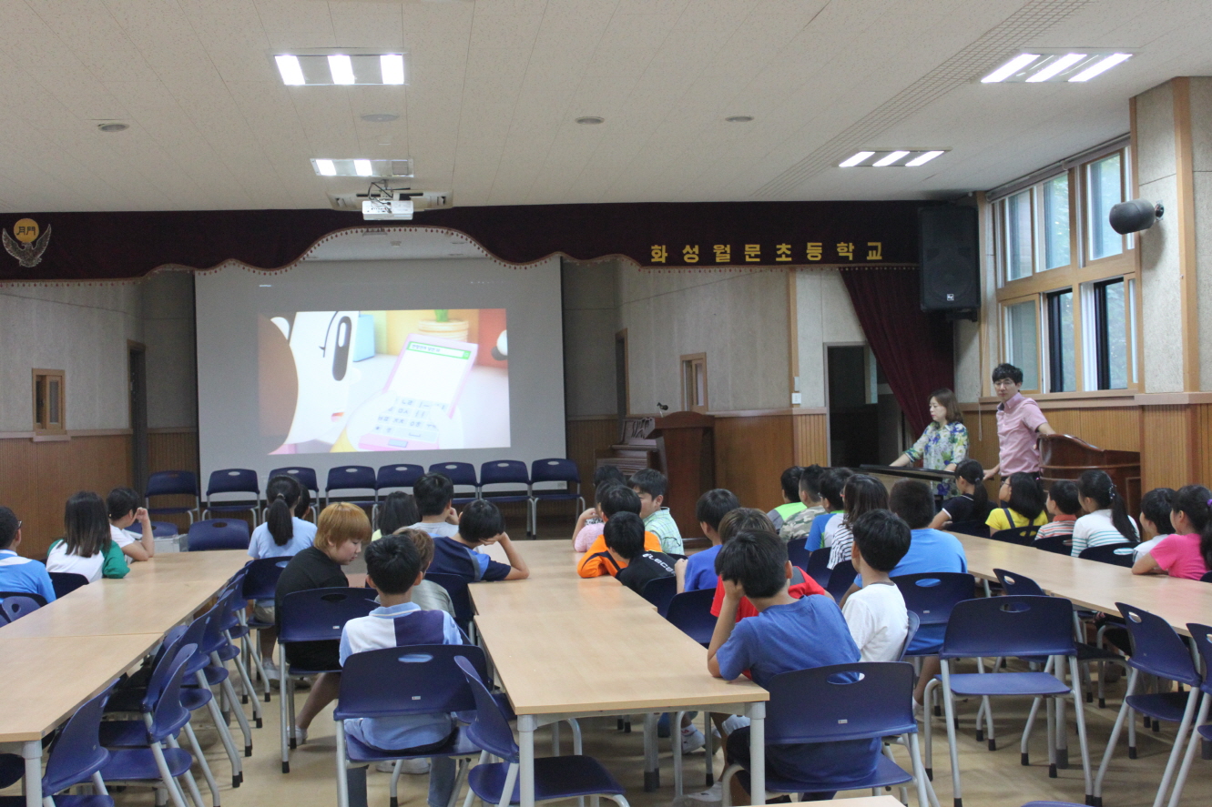 화성월문초등학교 전교어린이회 임원선거에 있어 학생들이 '참참이와 함께하는 선거이야기' 영상을 시청하는 모습의 사진입니다.
