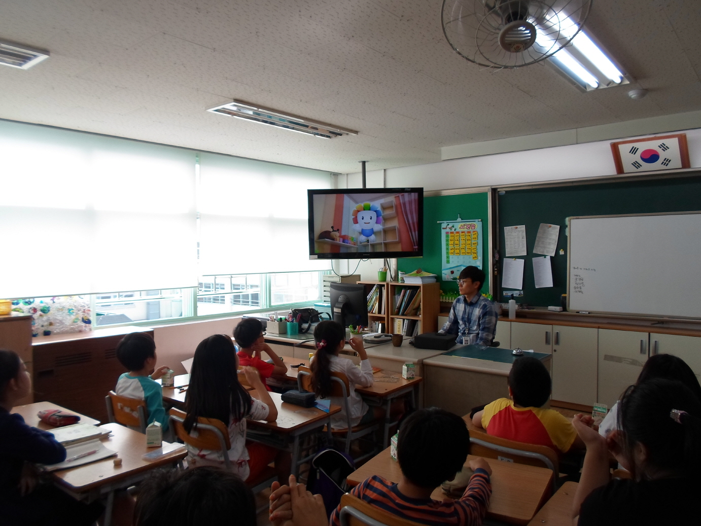학생들이 참참이와 함께하는 선거이야기 영상을 시청하는 모습