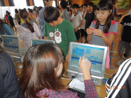 양평초등학교 학생들이 터치스크린 전자투표시스템 명부단말기를 통하여 본인여부를 확인하고 있는 모습의 사진입니다.