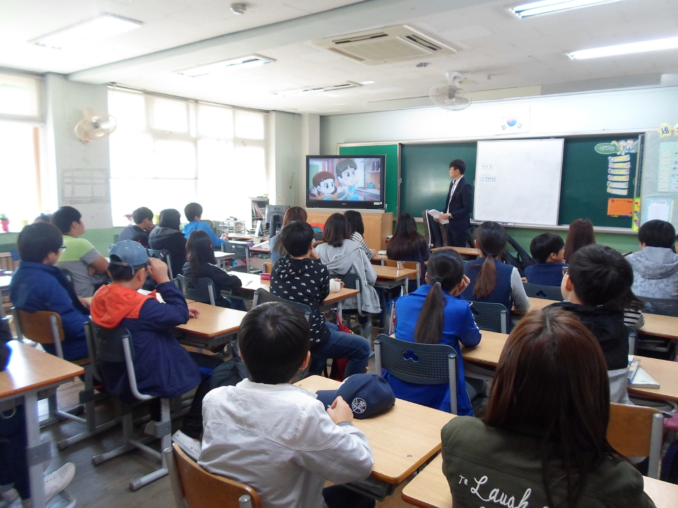 학생들이 참참이와 함께 하는 선거이야기 영상을 시청하는 모습