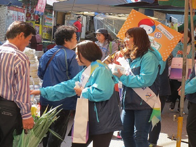 하남시선관위 직원들이 홍보피켓을 들고 홍보용품을 나눠주면서 주권의식 함양 캠페인을 실시하고 있는 모습