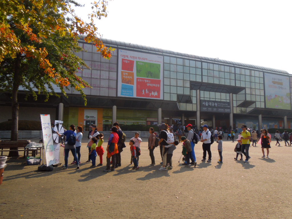 서울대공원 분수광장에서 공명선거 기원 룰렛 돌리기에 참여하기 위해 줄을 서 있는 시민들의 모습