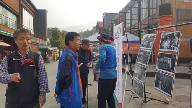 일반 시민들이 역대선거사진전을 관람하고 있는 모습